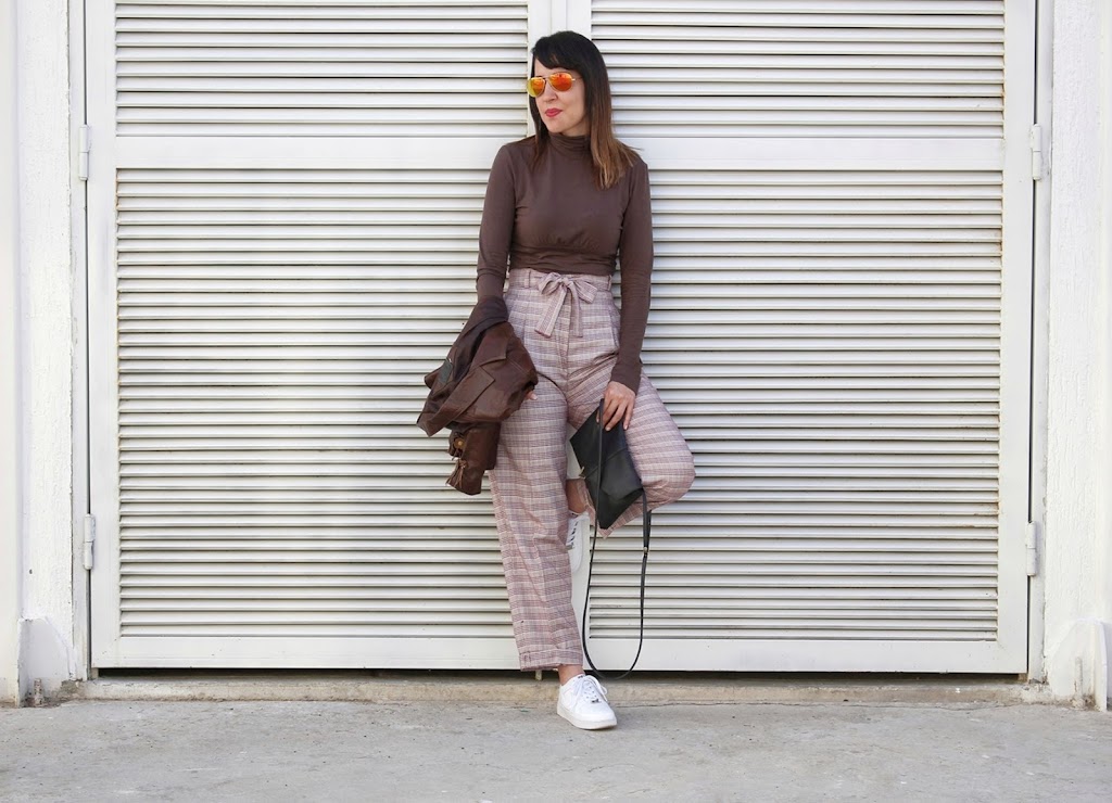 TRES LOOKS CON TENIS BLANCOS Pantalon de cuadros