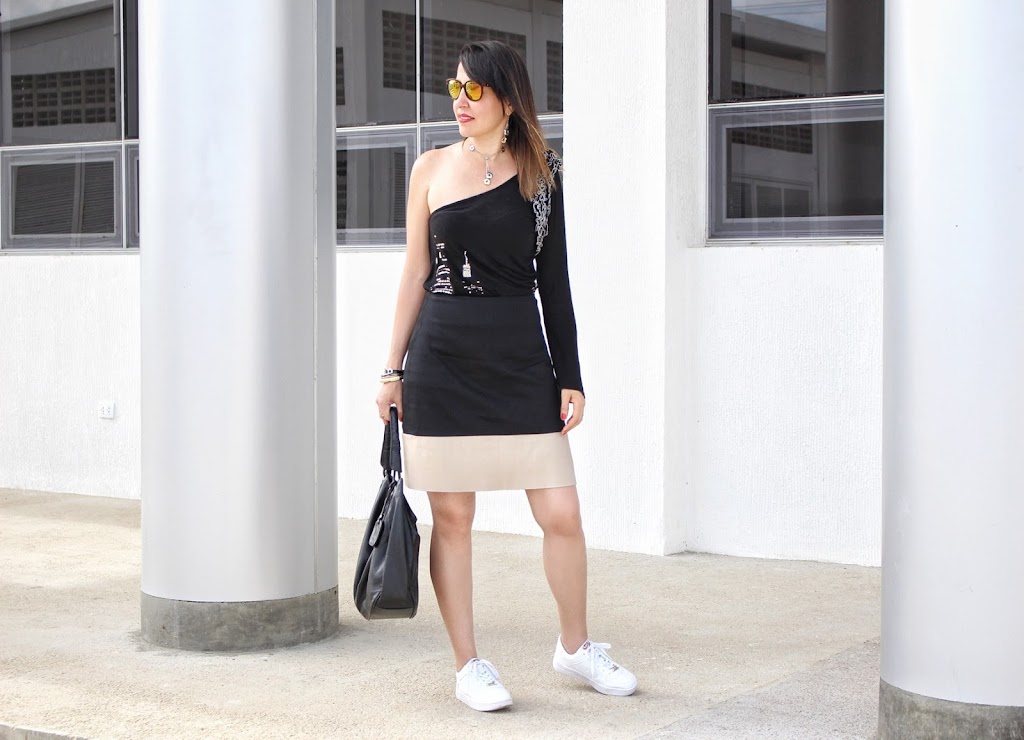 Top un solo hombro y tenis blancos