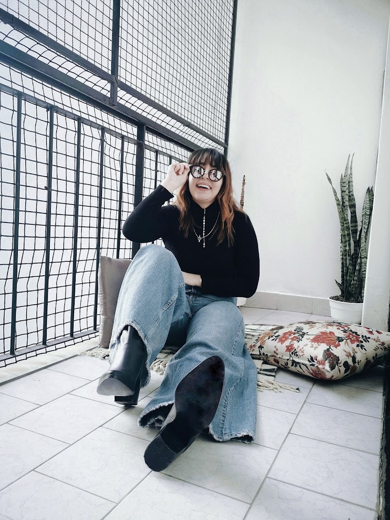 Sweater cuello subido botas negras Sweater cuello subido botas negras
