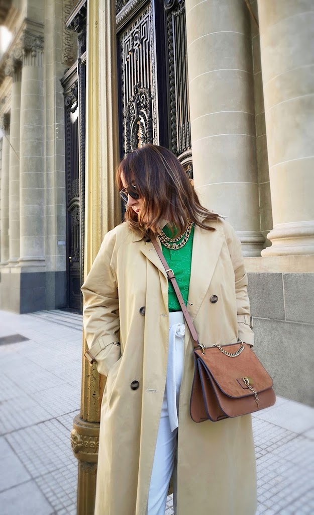 Look con Gabardina Camel-Verde Color Tendencia Look con Gabardina -Verde Color Tendencia