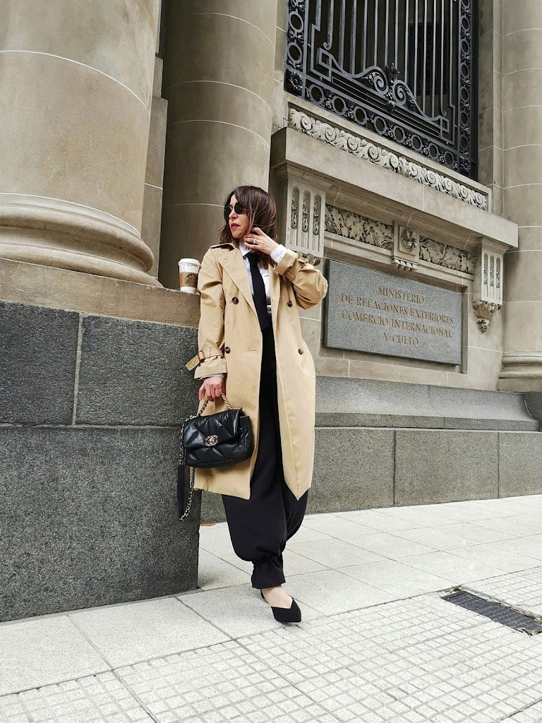 Look Tomboy-Gabardina-Corbata-Stilettos-Zara Look Tomboy-Gabardina tendencia