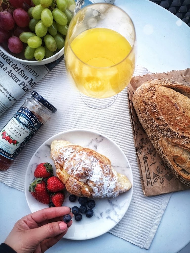Fotos-Flatlay-de-inspiracion-del-estilo-de-vida-Parisino-Pain-Croissant-confiture-fraises-st.Dalfour