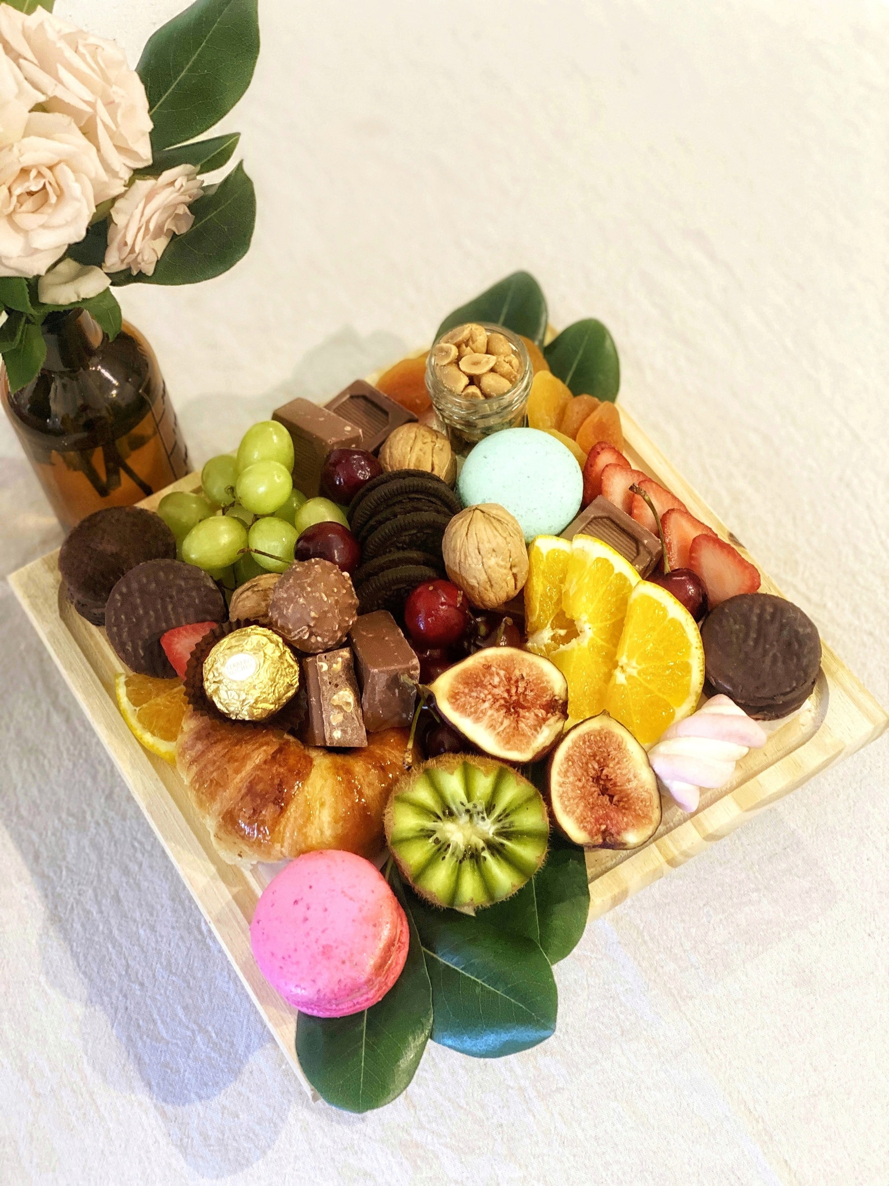 Tabla de quesos frutas chocolates galletas bombones