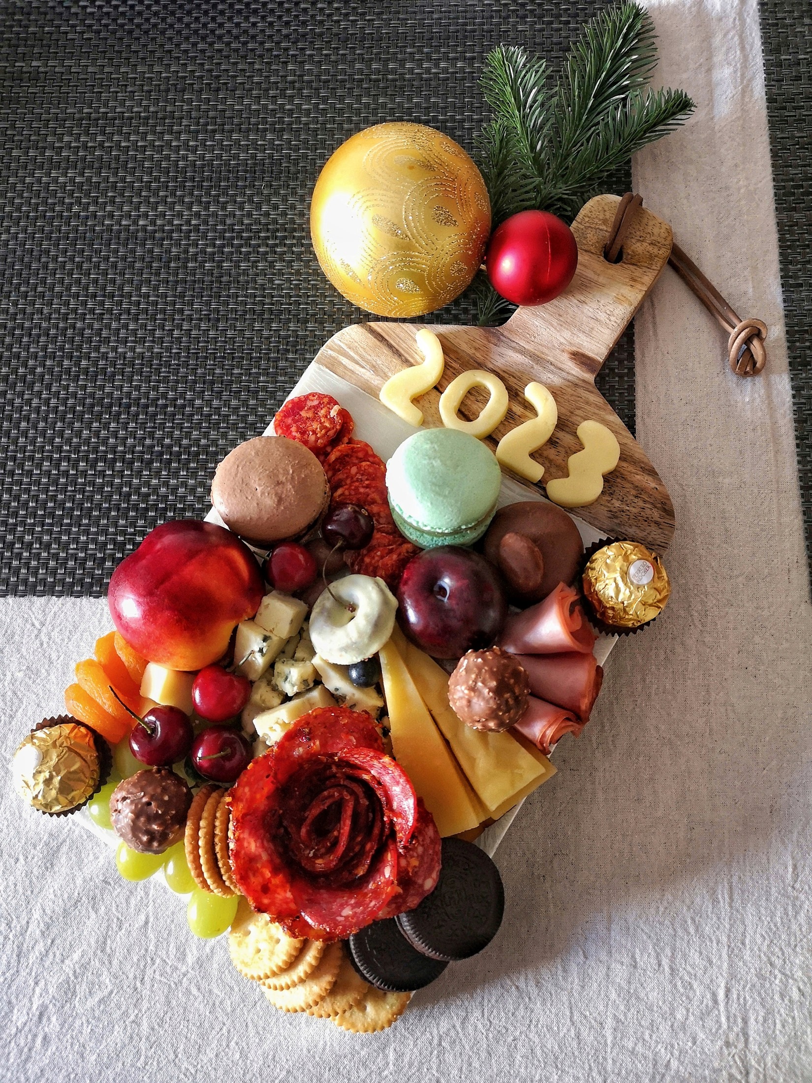 Tabla-de-quesos-parmesano-queso-azul-frutas-durazno-orejones-salchichon-y-chocolates-Ano-Nuevo-2023