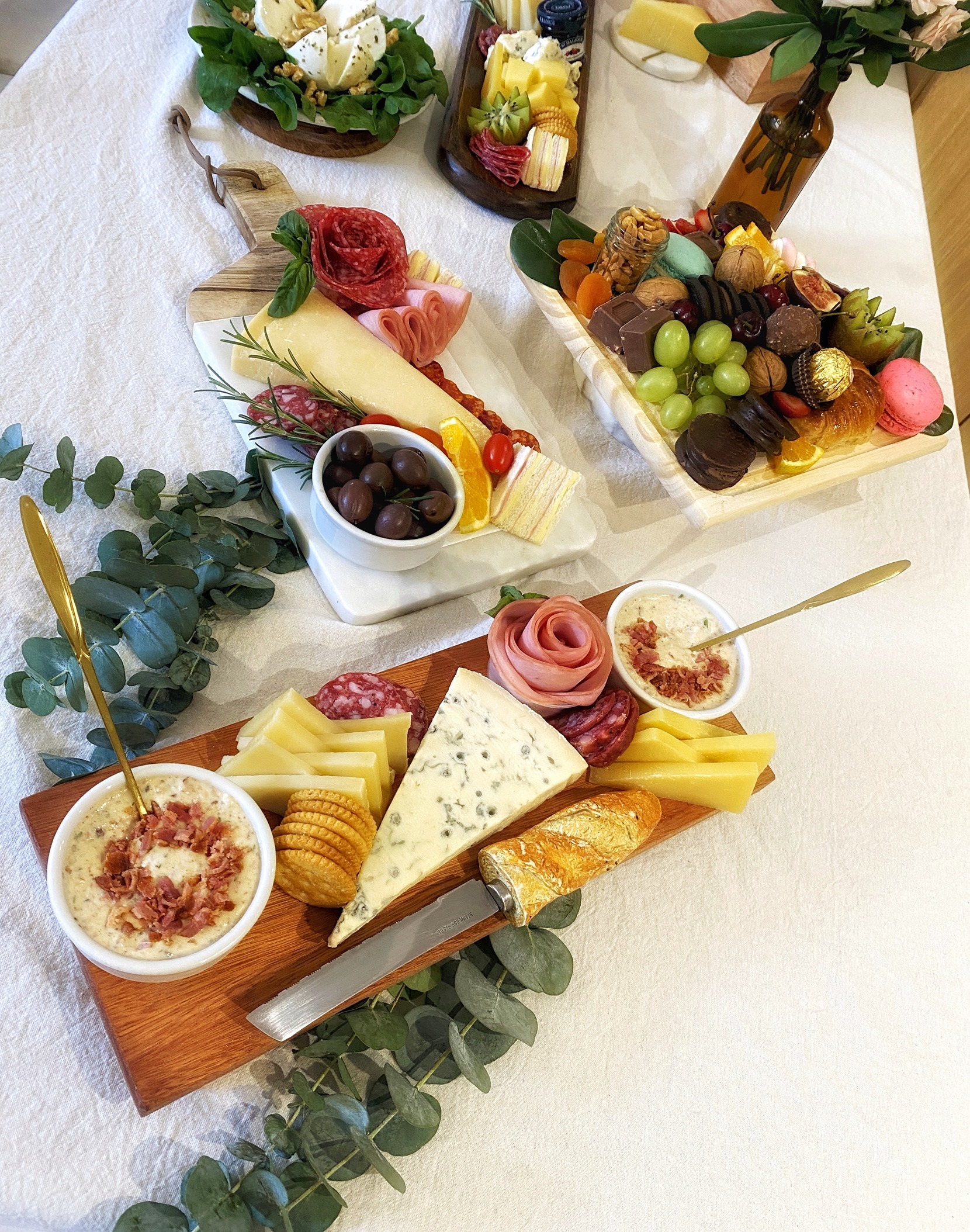 Tablas de quesos charcutería frutas panes dulces galletas