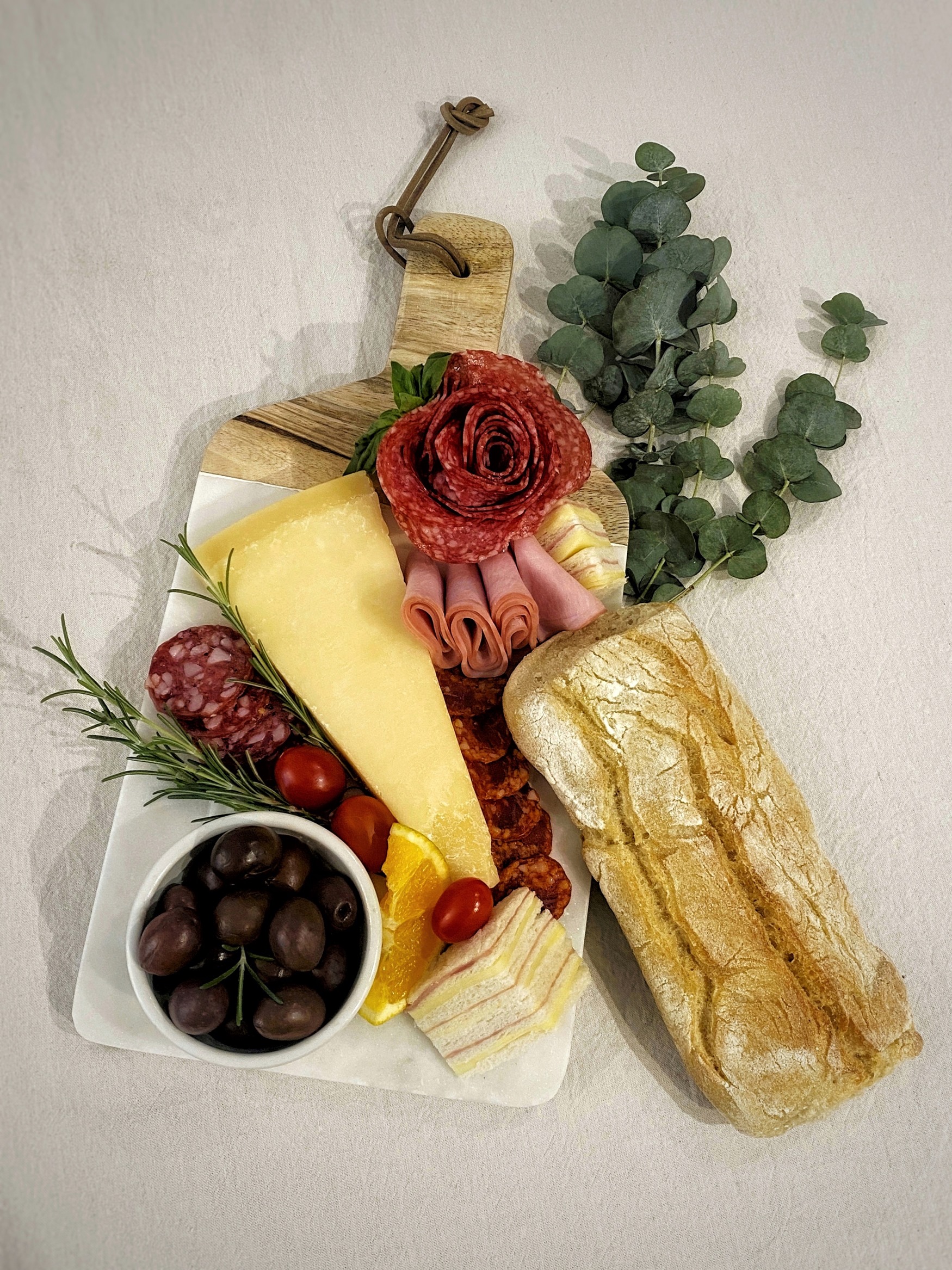 Tablita-de-queso-pecorino-salami-salchicho-jamon-aceitunas