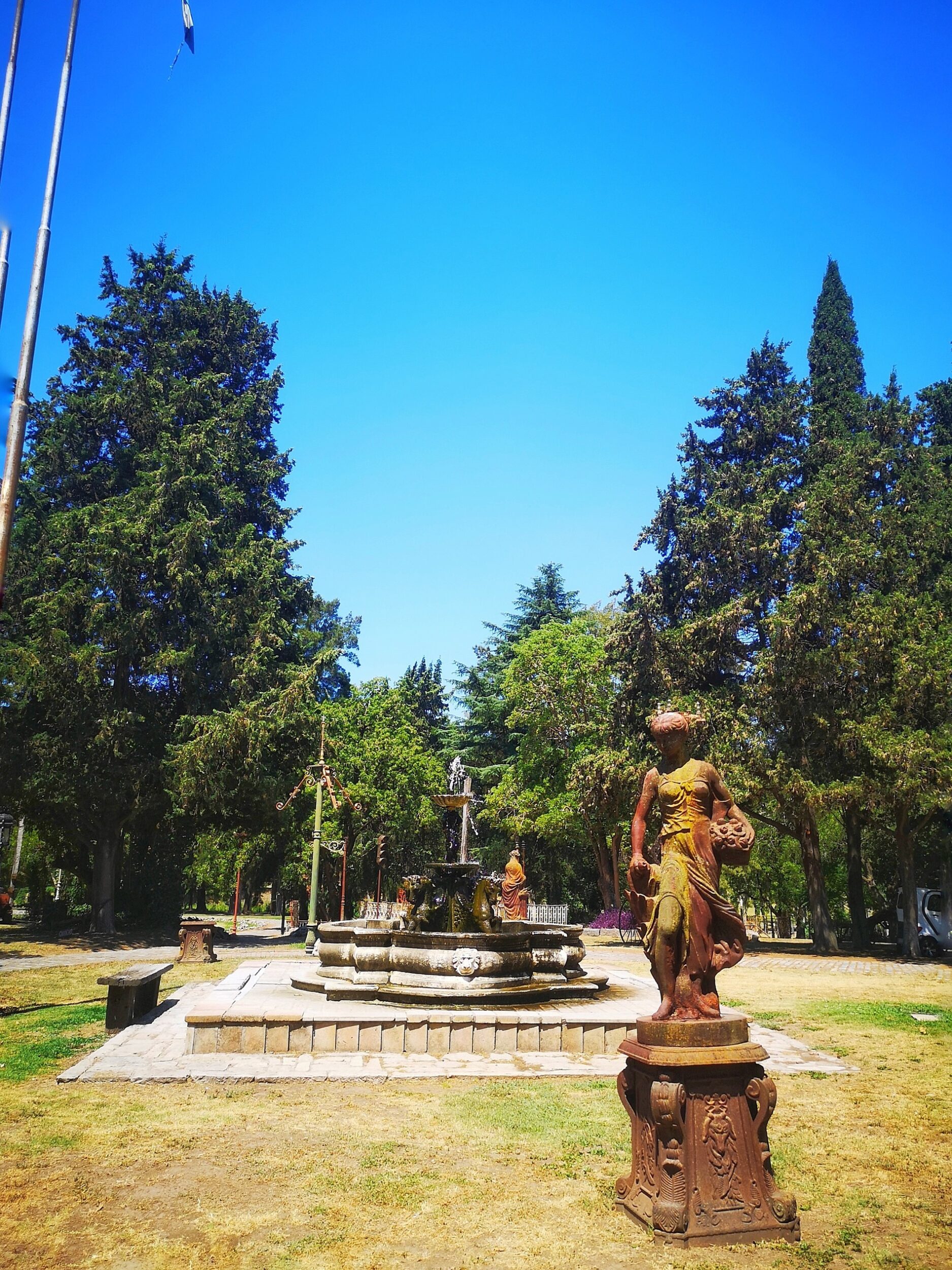 Esculturas-y-fuentes-en-la-plaza-principal-de-Campanopolis