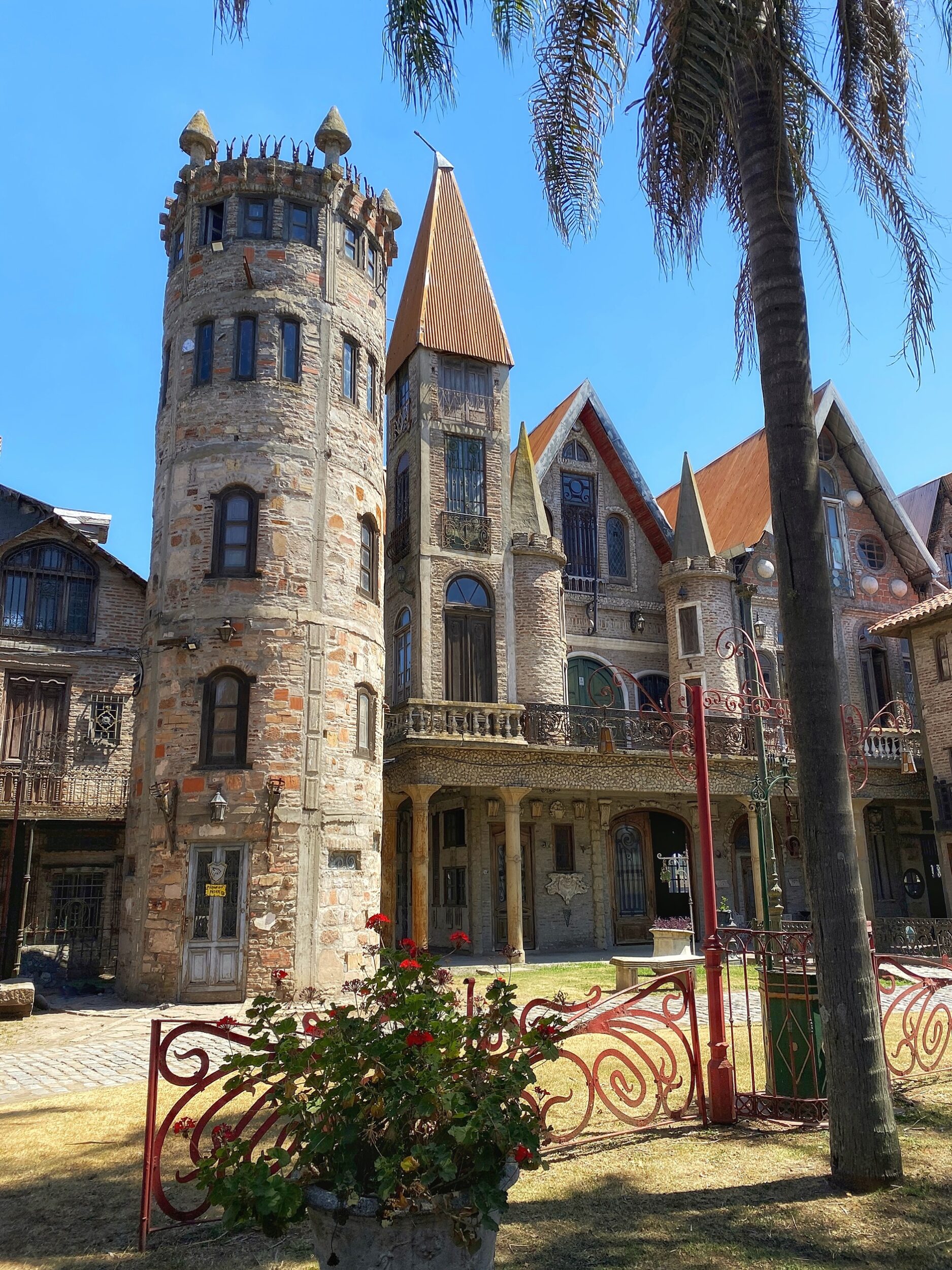 Hermosos-castillos-y-edificios-de-arquitectura-caprichosa-hecha-con-residuos-de-construccion