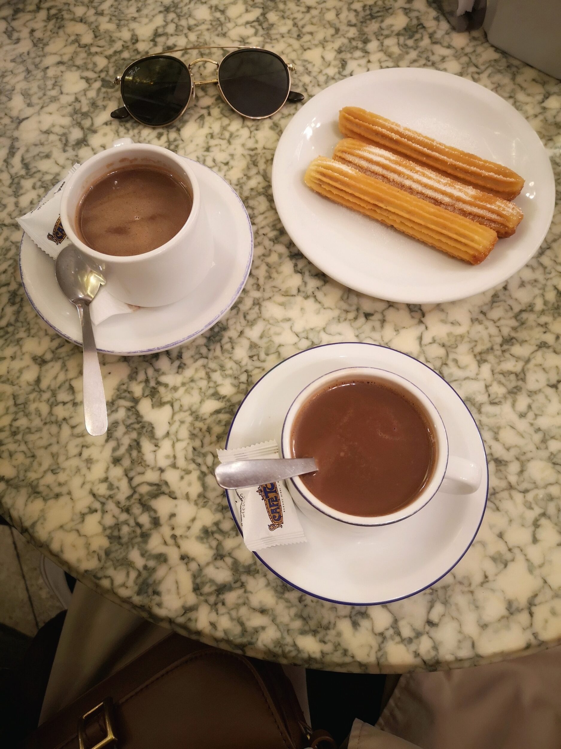 Chocolate con Churros en el Gran Cafe Tortoni de Buenos Aires Argentina