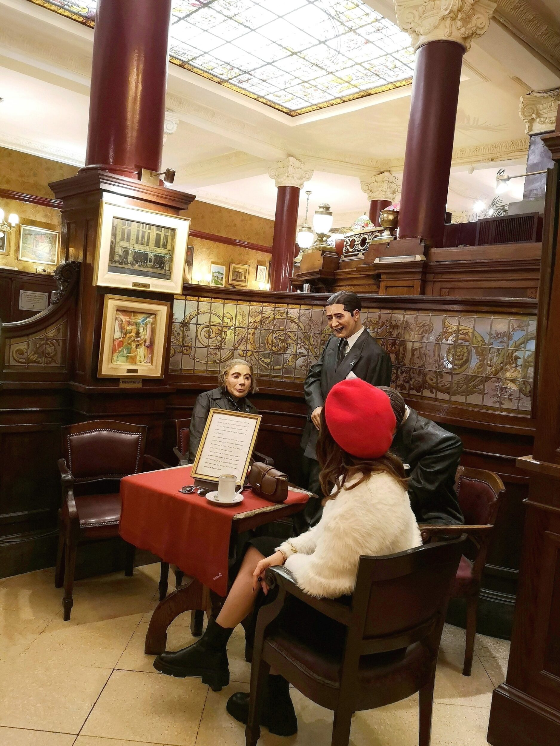 Mesa de Carlos Gardel y su escultura junto a las de Jorge Luis Borges y Alfonsina Storni