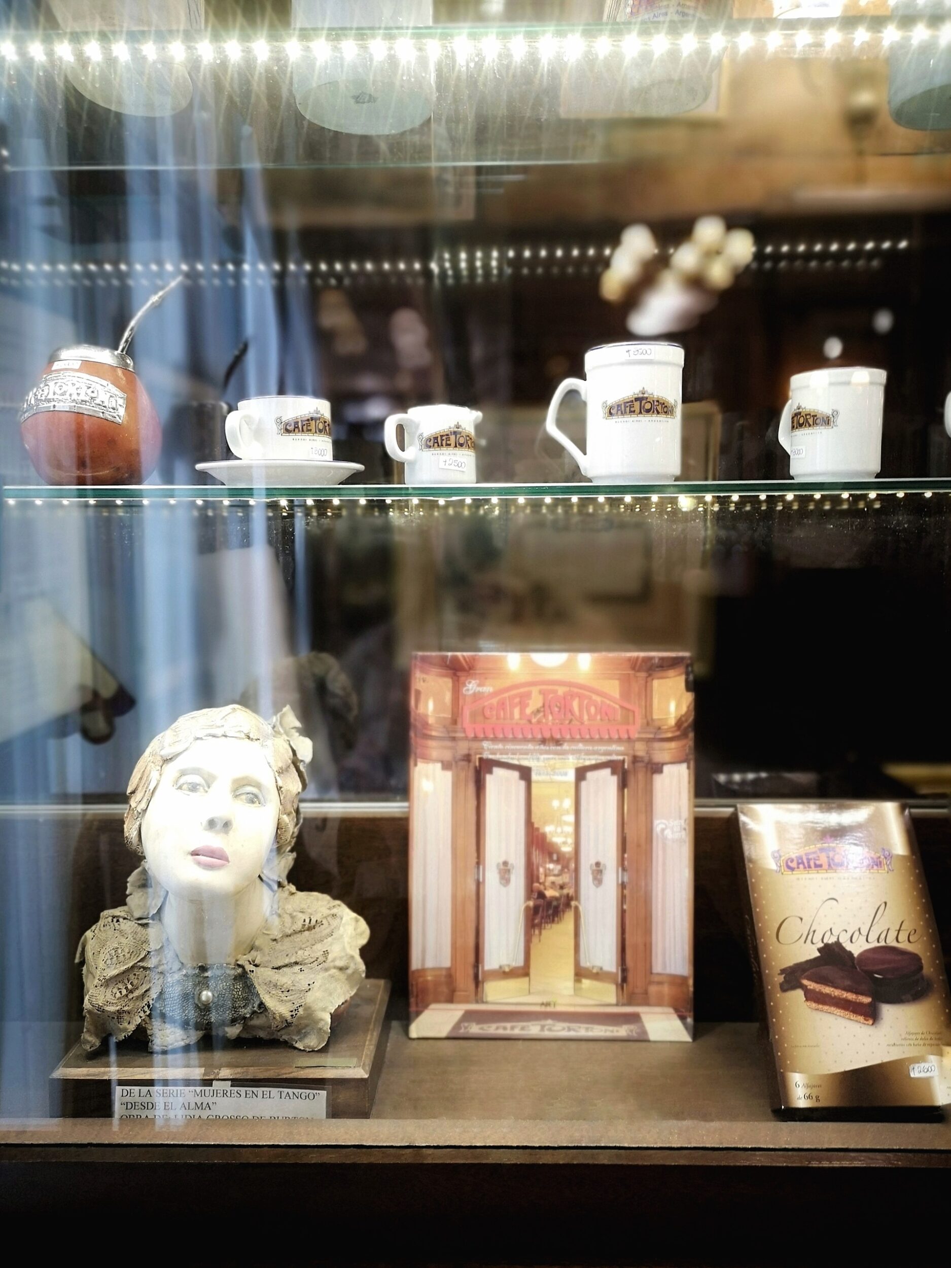 Vitrinas de productos en venta tazas para cafe cajas de dulces y souvenirs