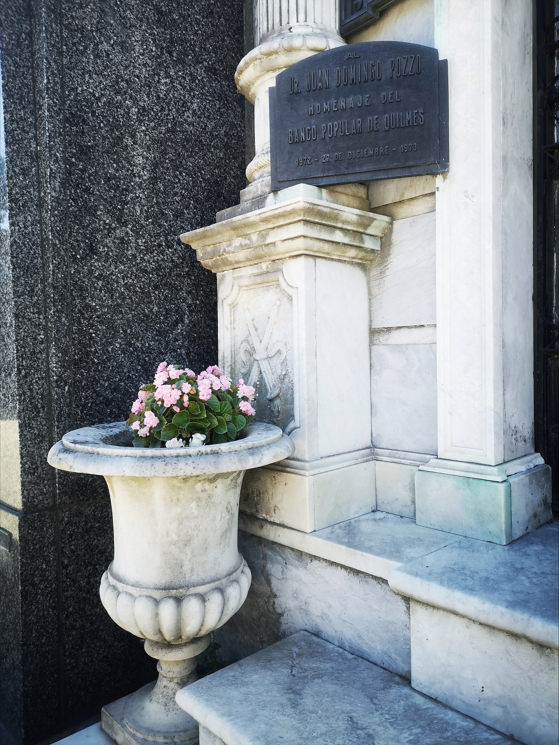 Bóvedas y Mausoleos de mármol en el Cementerio de Recoleta