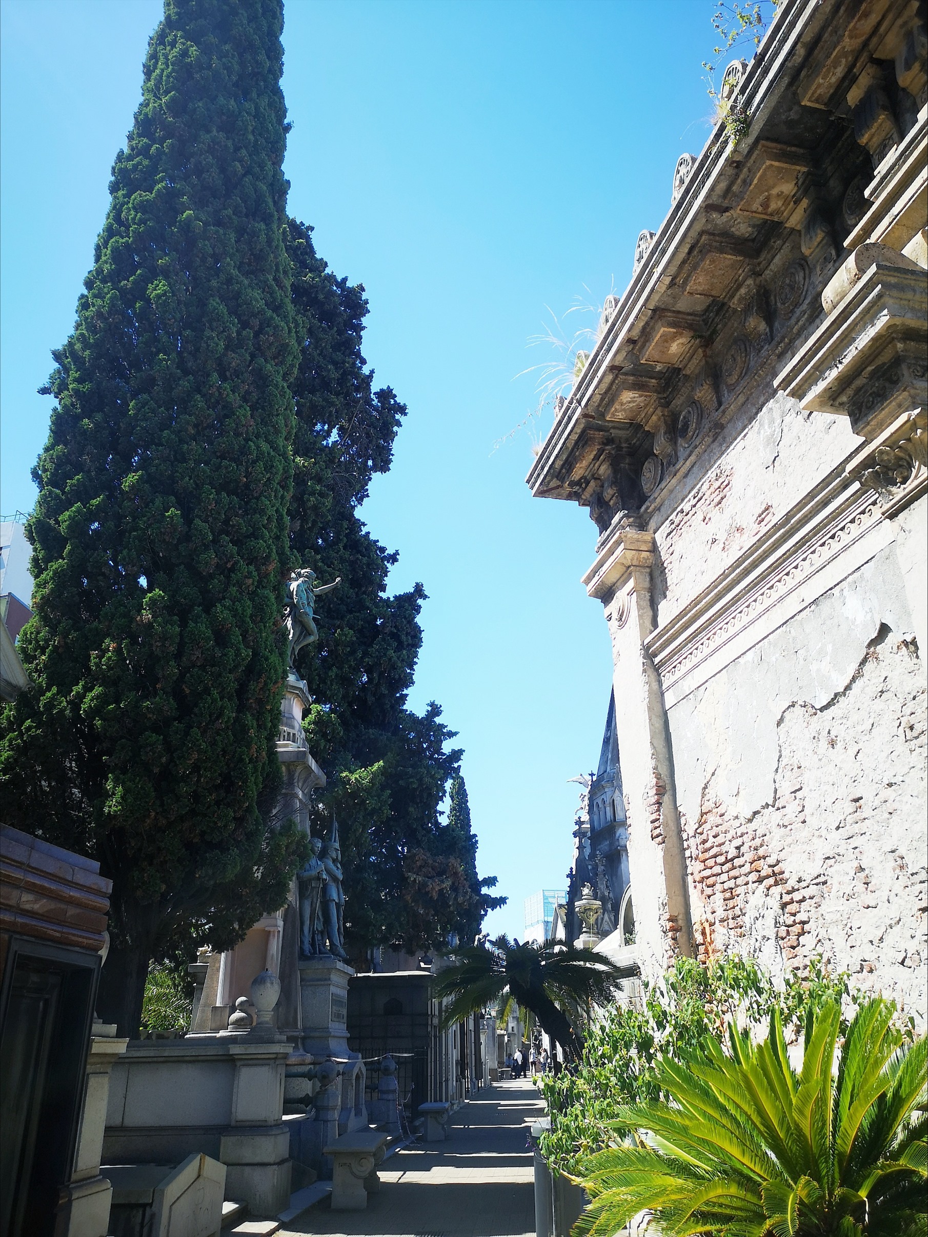 Callejones rodeados de Mausoleos y Panteones Ricamente decorados-Buenos Aires