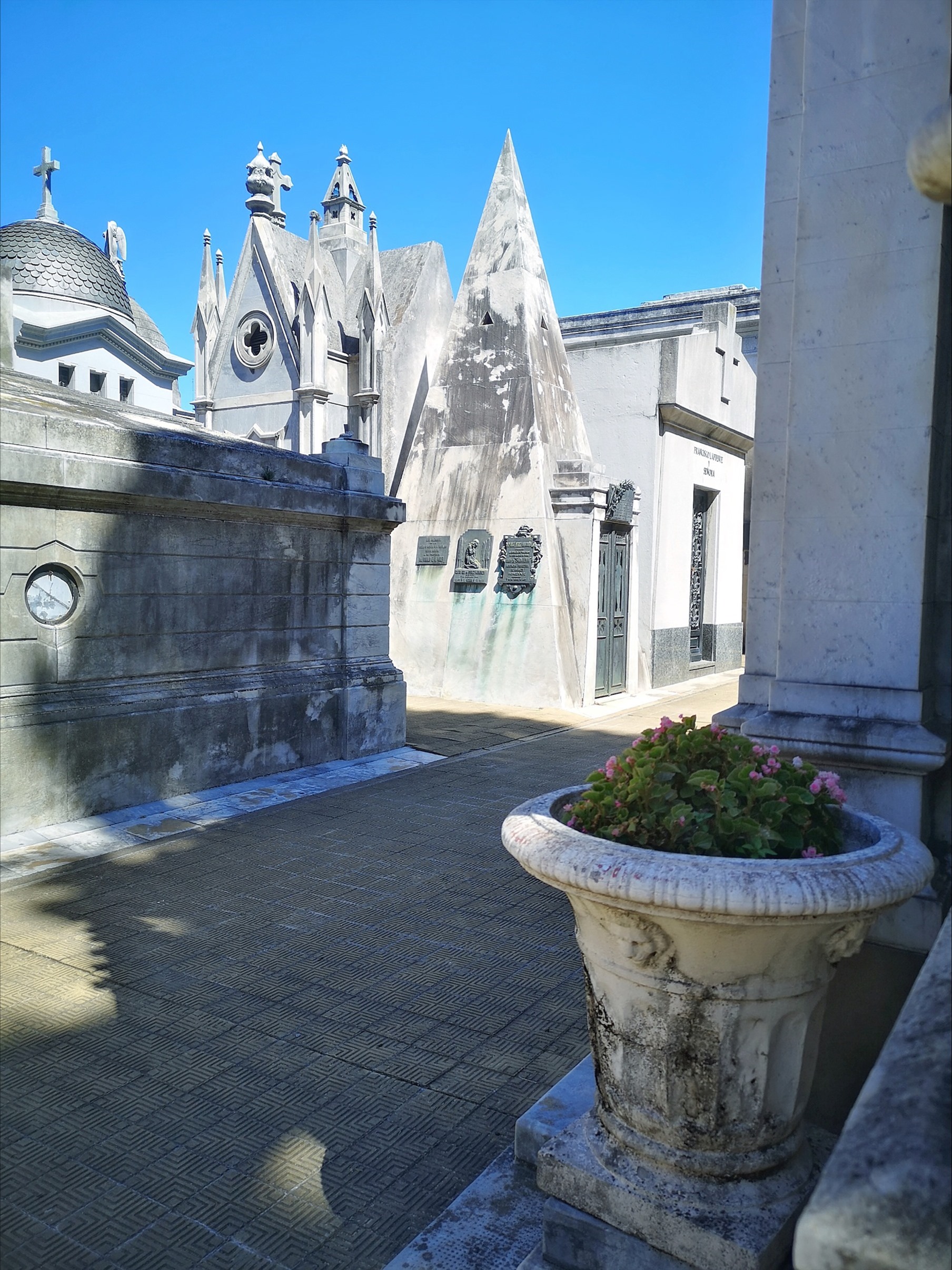 Calles empedradas-Panteones y mausoleos que te sorprenderán