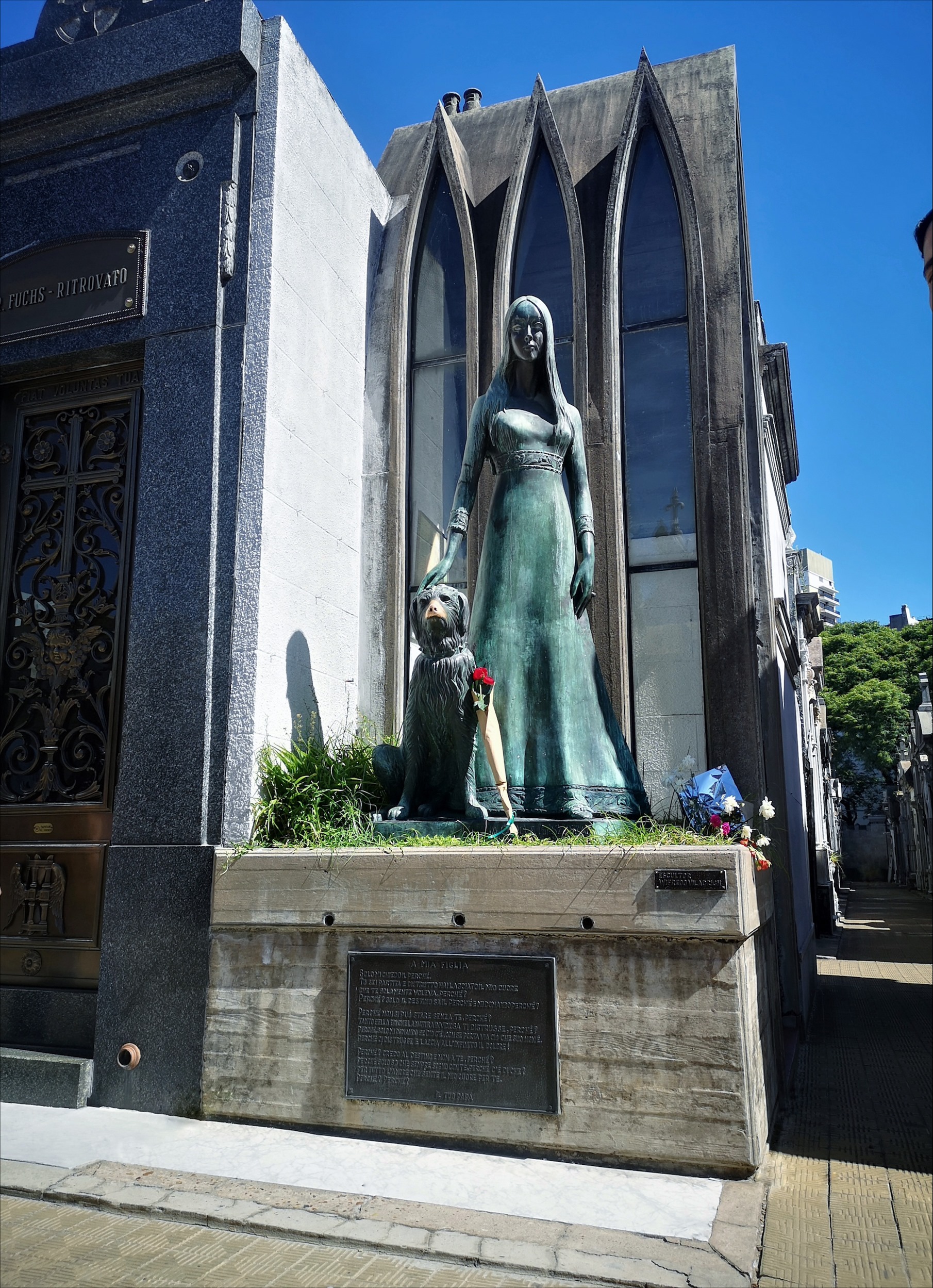 La escultura emblema del Cementerio de Recoleta-Liliana Crociati y su perro 