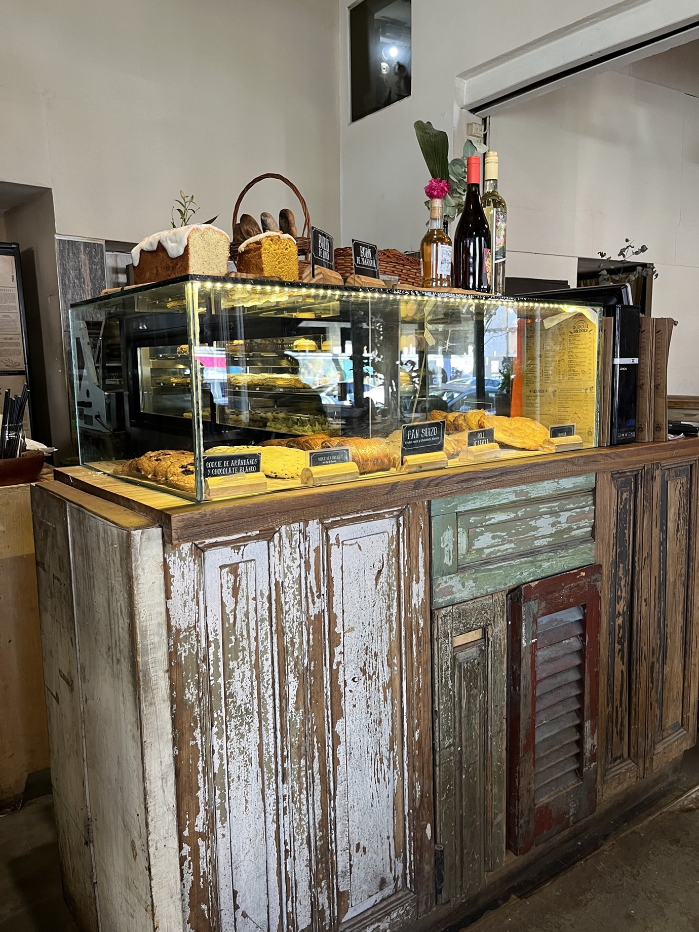 Budines-galletas-Croissant-Eclairs-Pasteleria-y-comida-francesa-Buenos-Aires