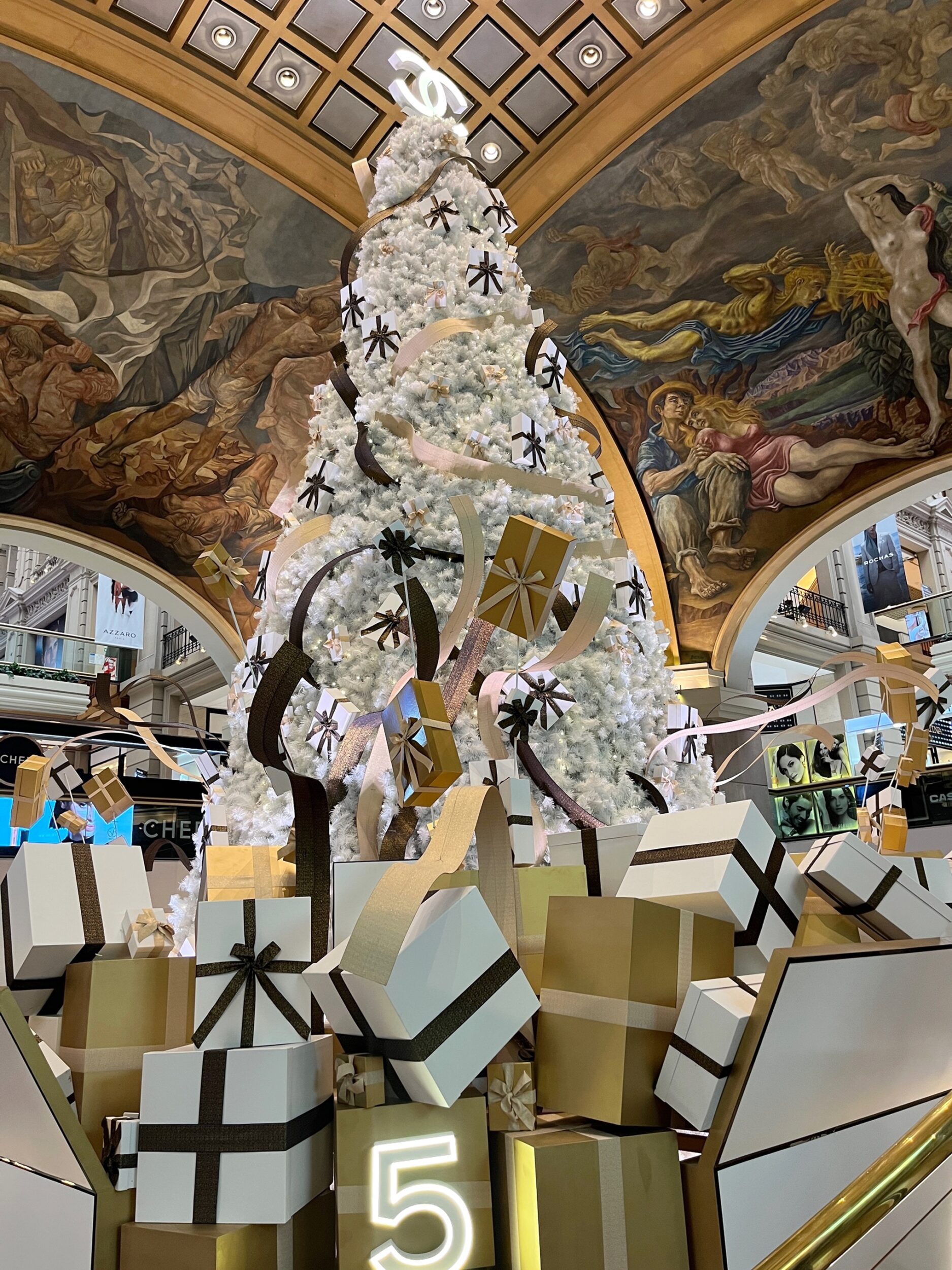 El árbol de Navidad de Chanel contagia con su espiritu festivo por su efecto Explosión de Regalos