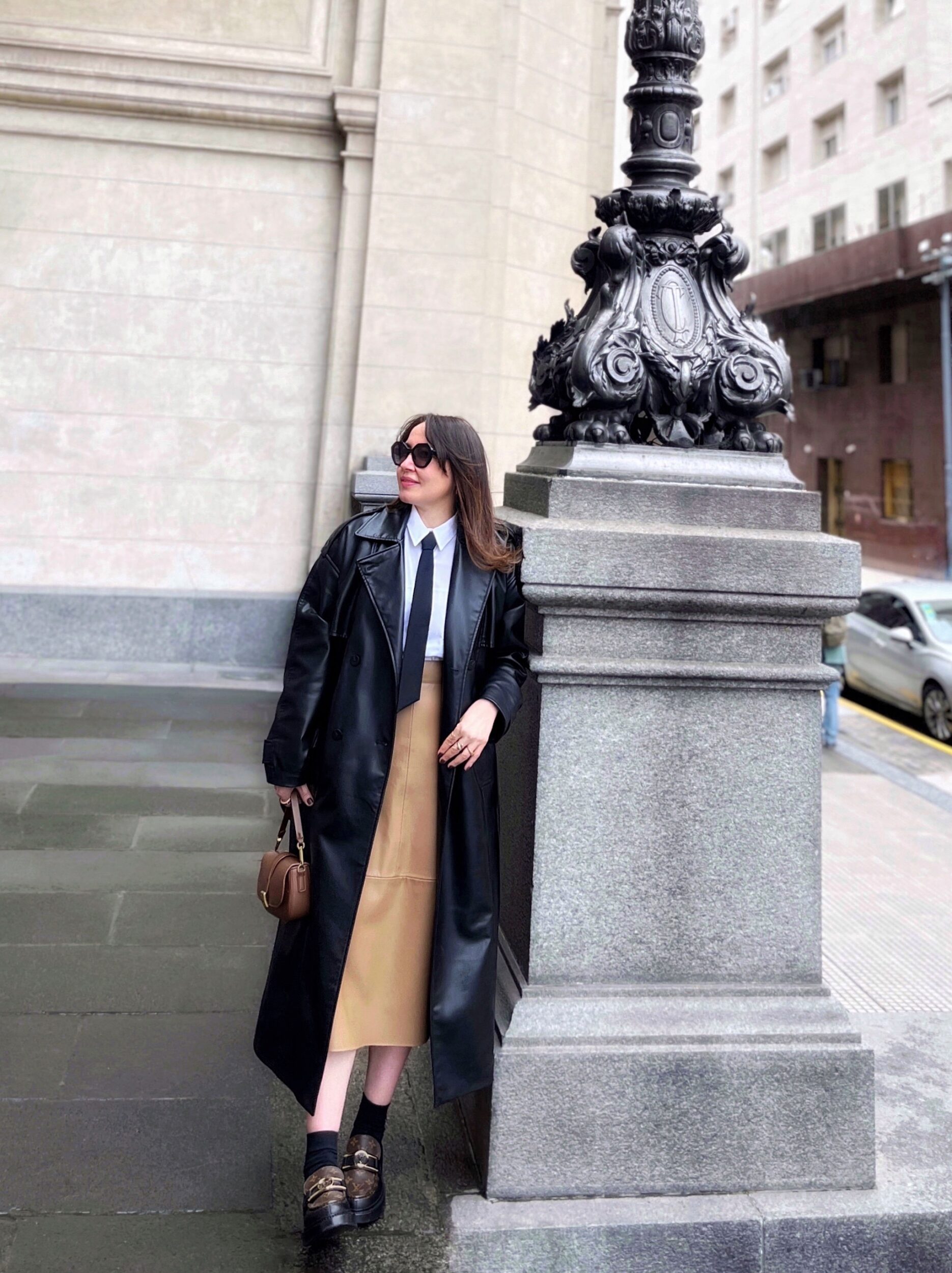 Moda-y-estilo-clasico-del-2024-Estilo-de-Oficina-Abrigos-oversize-Corbatas-Mocasines-con-tacon-Colores-Neutros