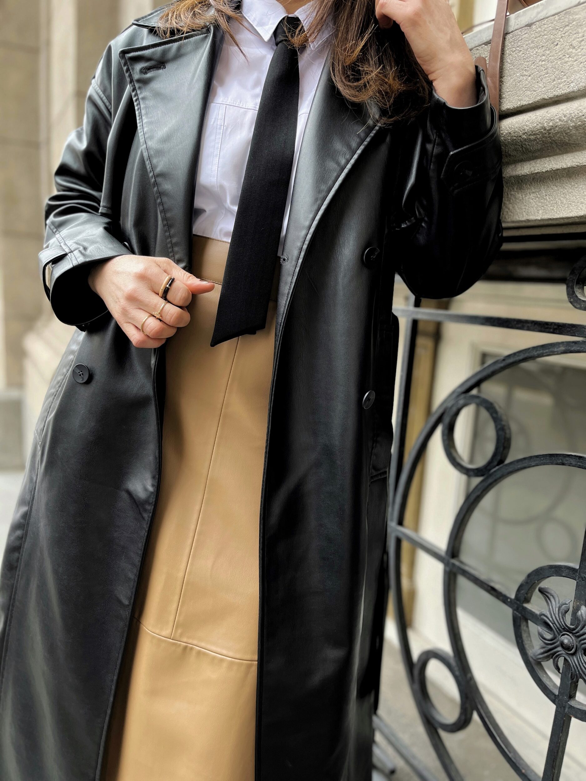 Tendencias de Moda del 2024-Minimalismo con Colores Neutros en looks de cortes y lineas simples