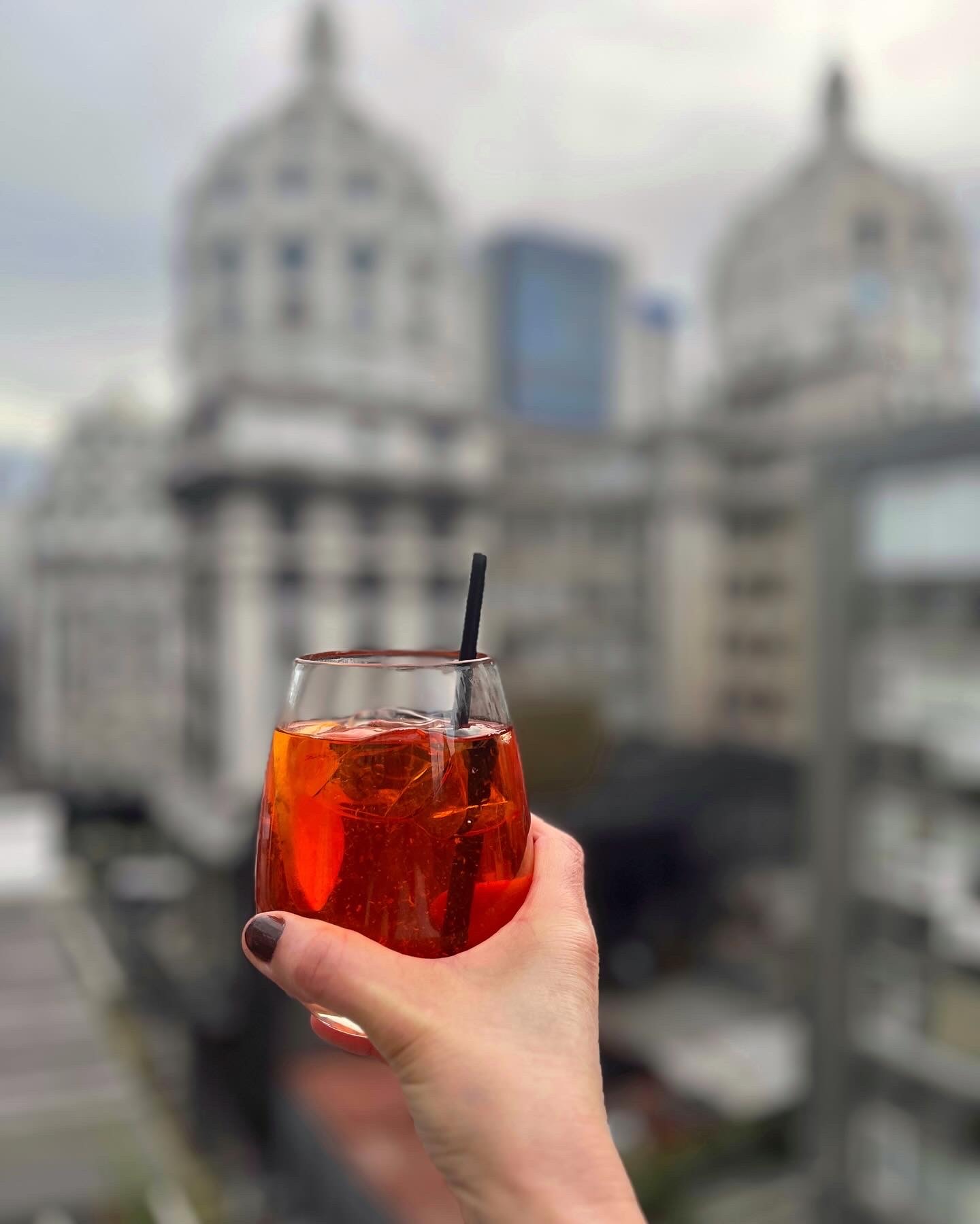 Aperol-Sprizt-en-Una-Terraza-Bar-y-Grill-para-pasarla-genial