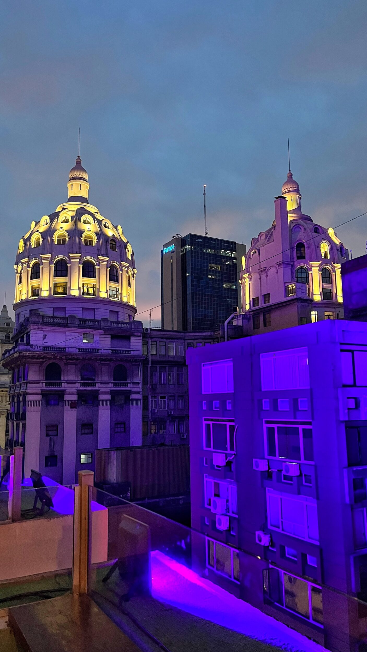 Cupulas con luces de colores vibrantes en Rooftop florida 165