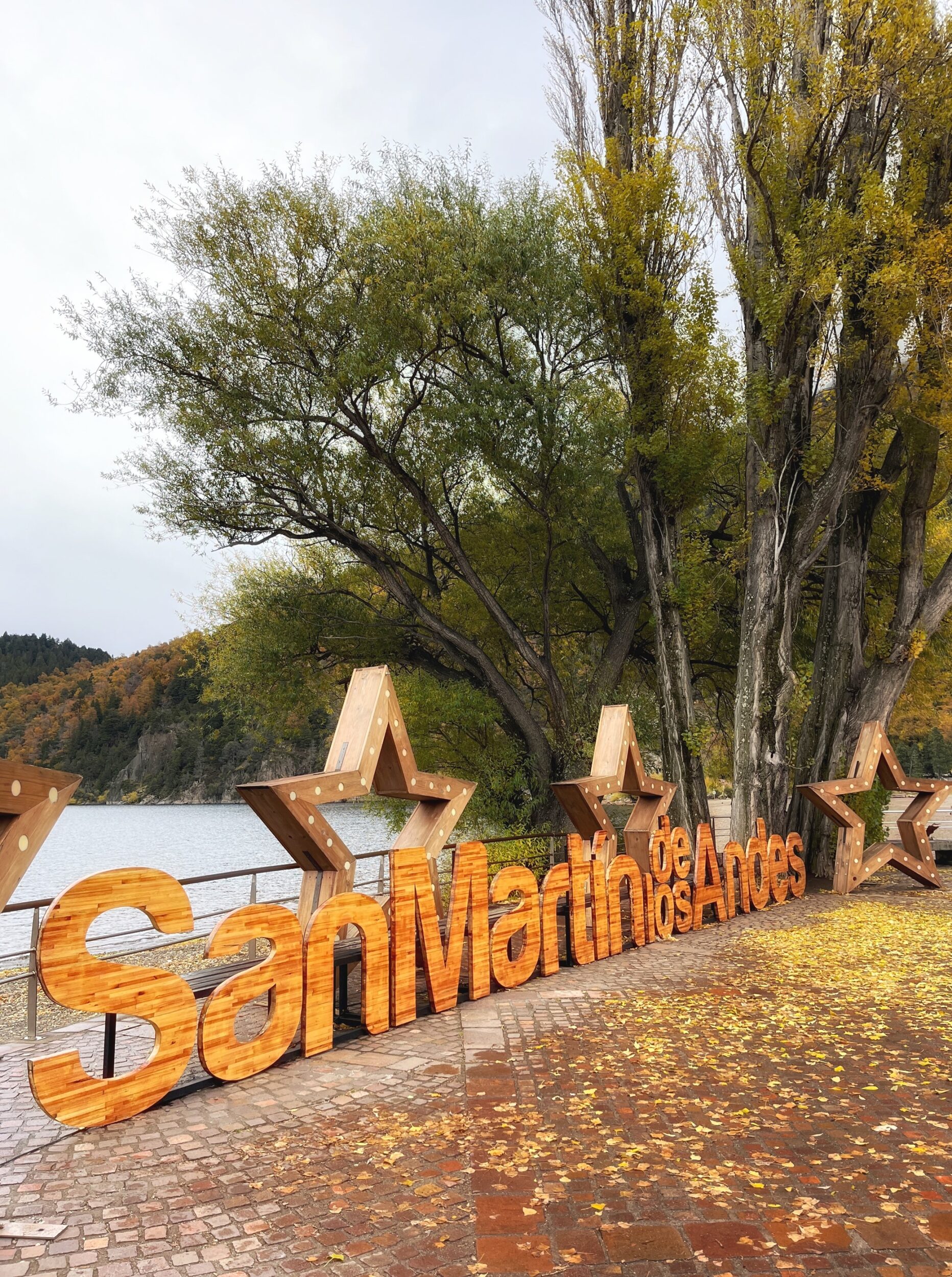 San-Martin-es-un-lugar-muy-pintoresco-y-en-otono-lo-es-mas-cuando-se-combinan-los-colores-ocres-rojizos-y-amarillo-de-sus-arboles con la arquitectura estilo suizo