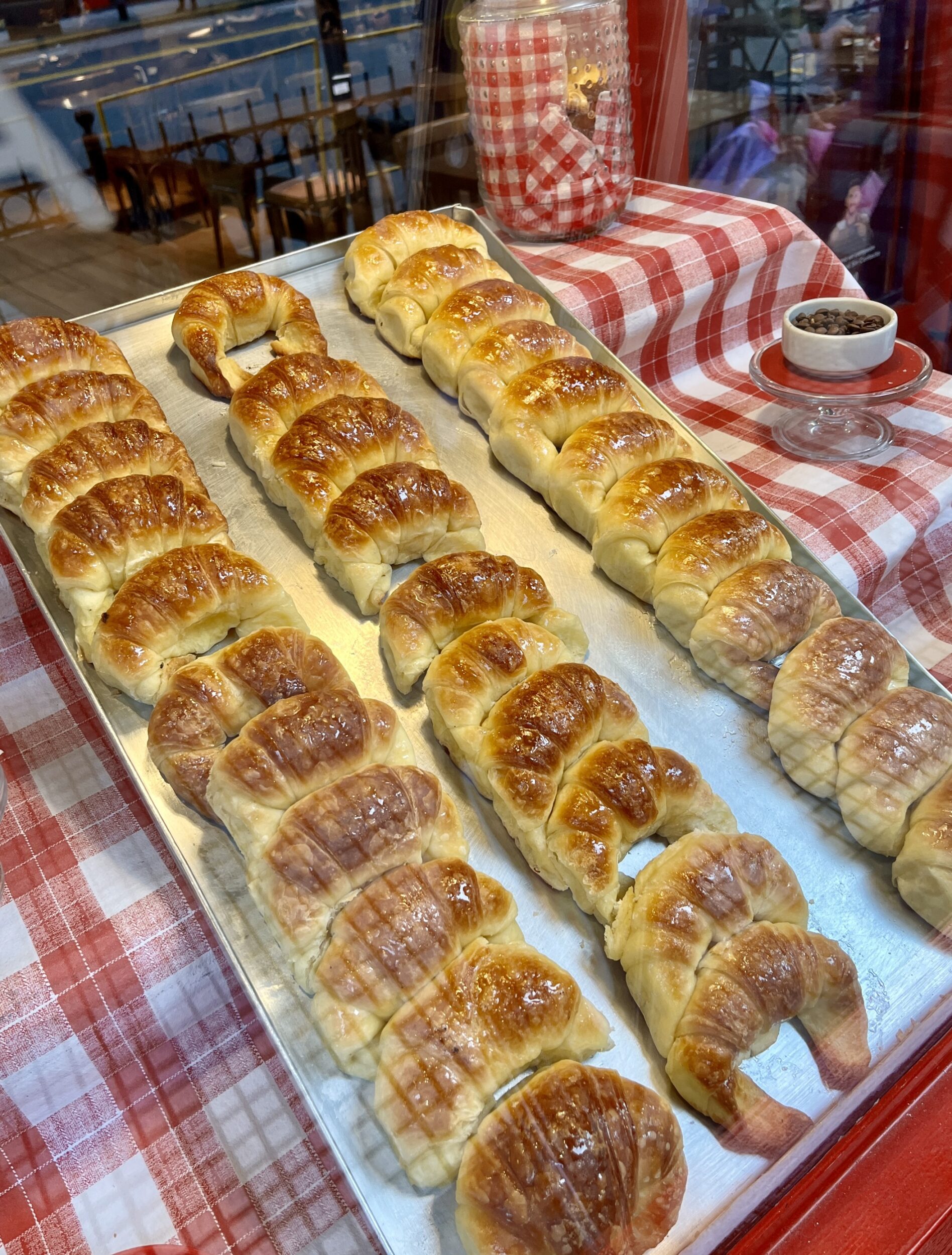 Un desayuno argentino debe tener medialuna