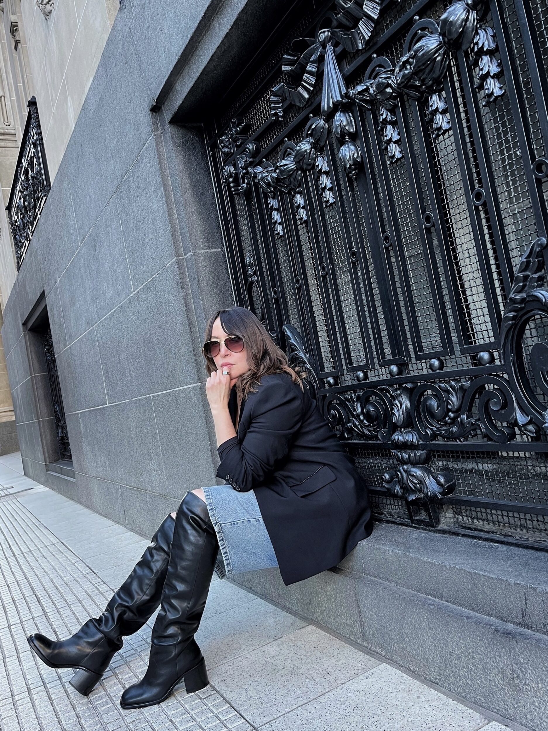 Combina Botas de caña alta slouchy y Bermudas denim ambas tendencia 2025