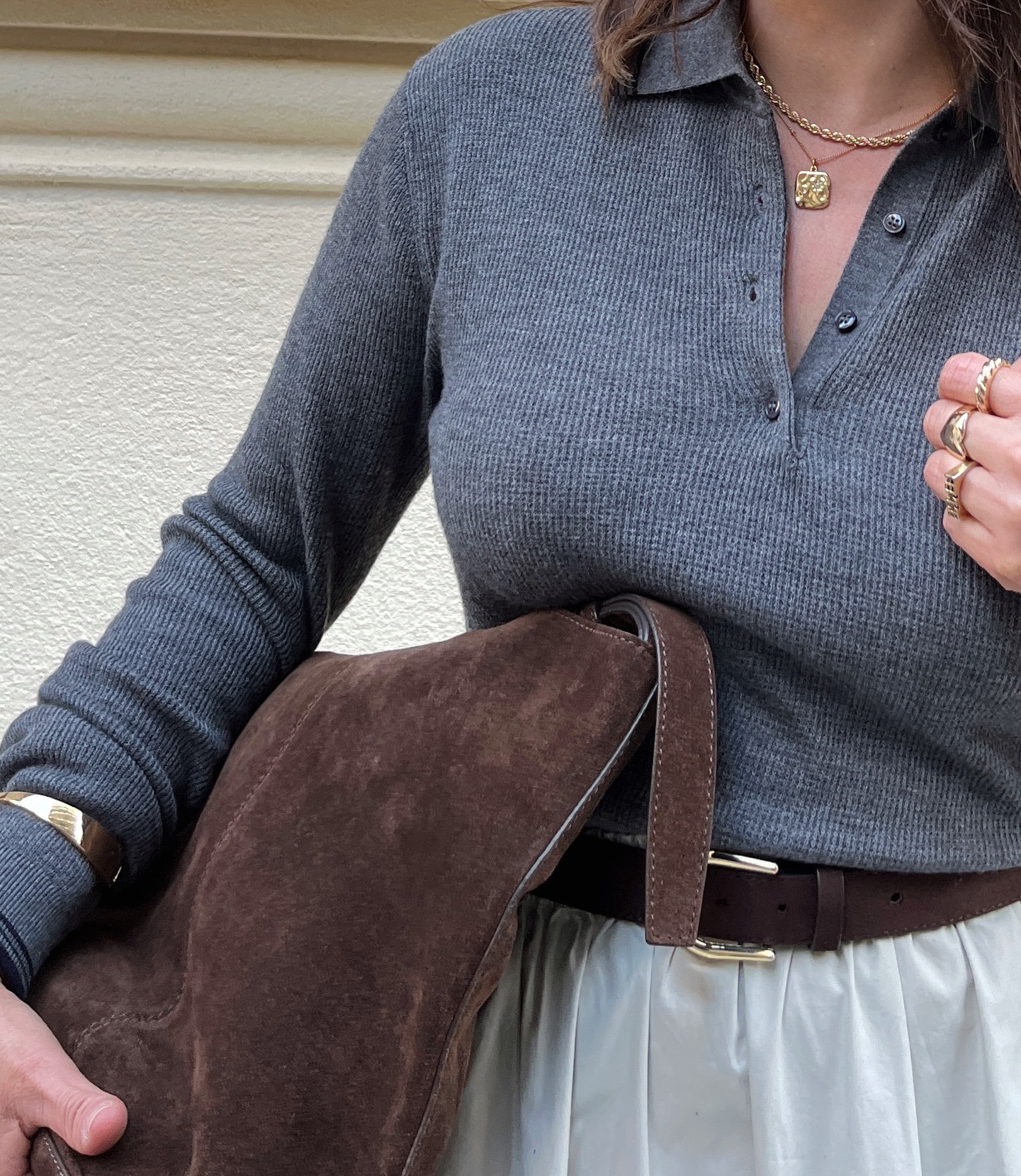 La prenda estrella de este look preppy es el sueter de cuello polo
