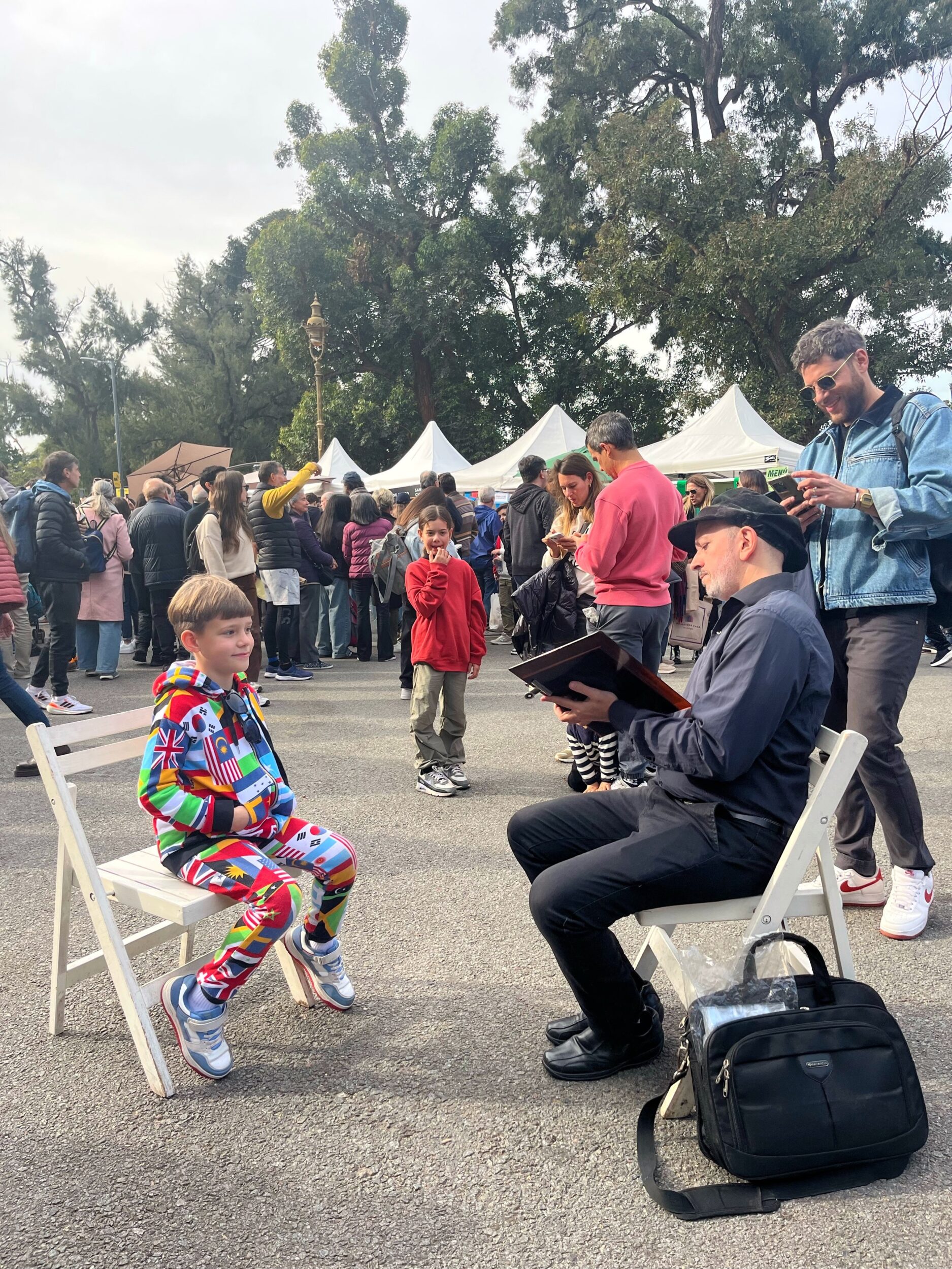 Caricaturista y pinta caritas en la Feria Francesa de Buenos Aires-Argentina