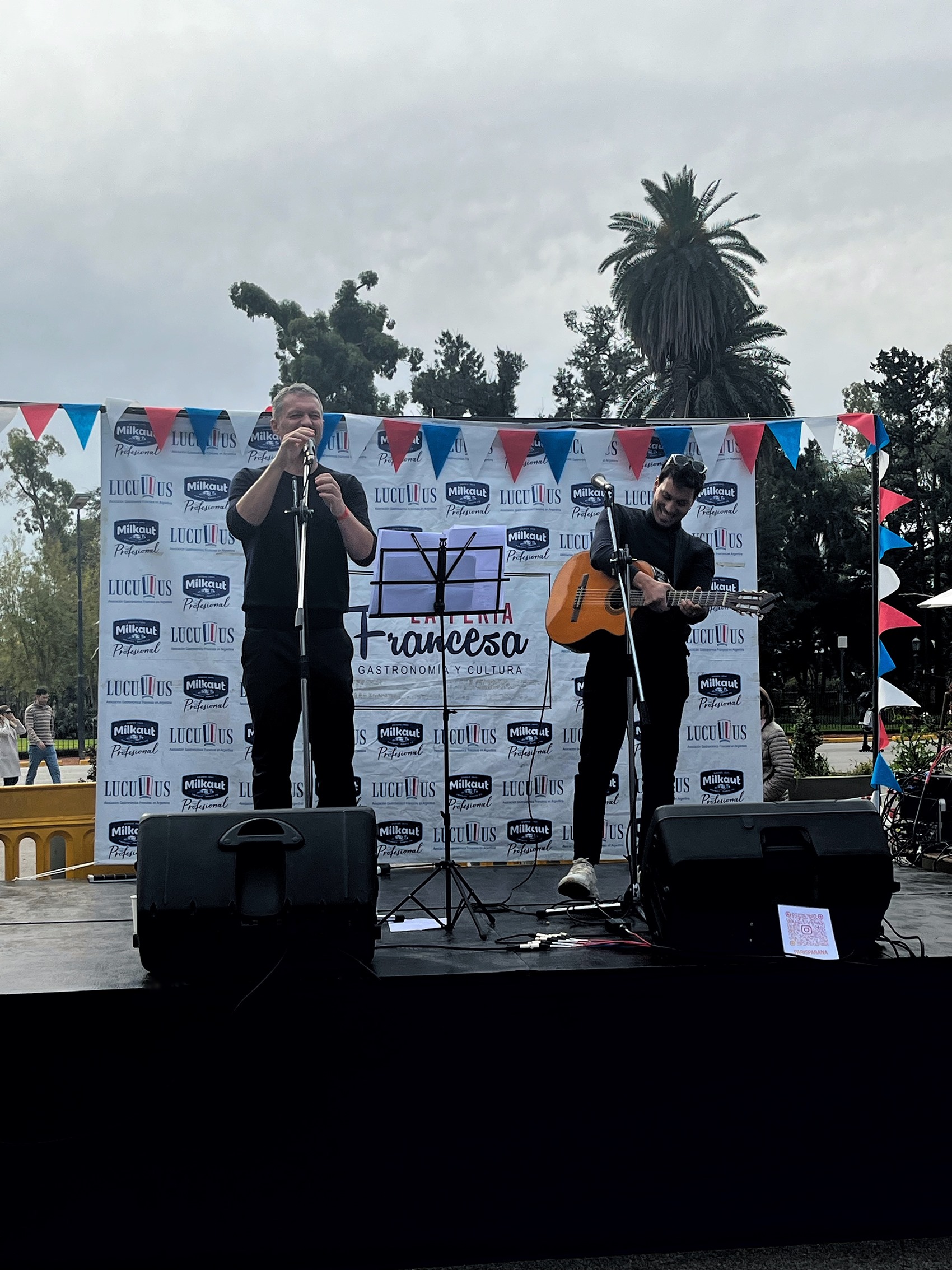 La-Banda-Paris-Parana-brindo-buena-musica-de-exitos-argentinos-reversionados-en-Frances