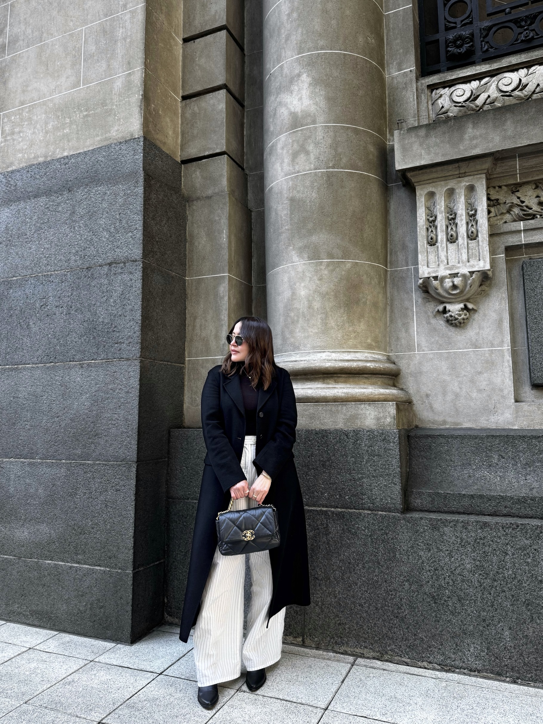Pantalon-con-estampado-de-rayas-para-un-look-inspiracion-de-chica-Danesa