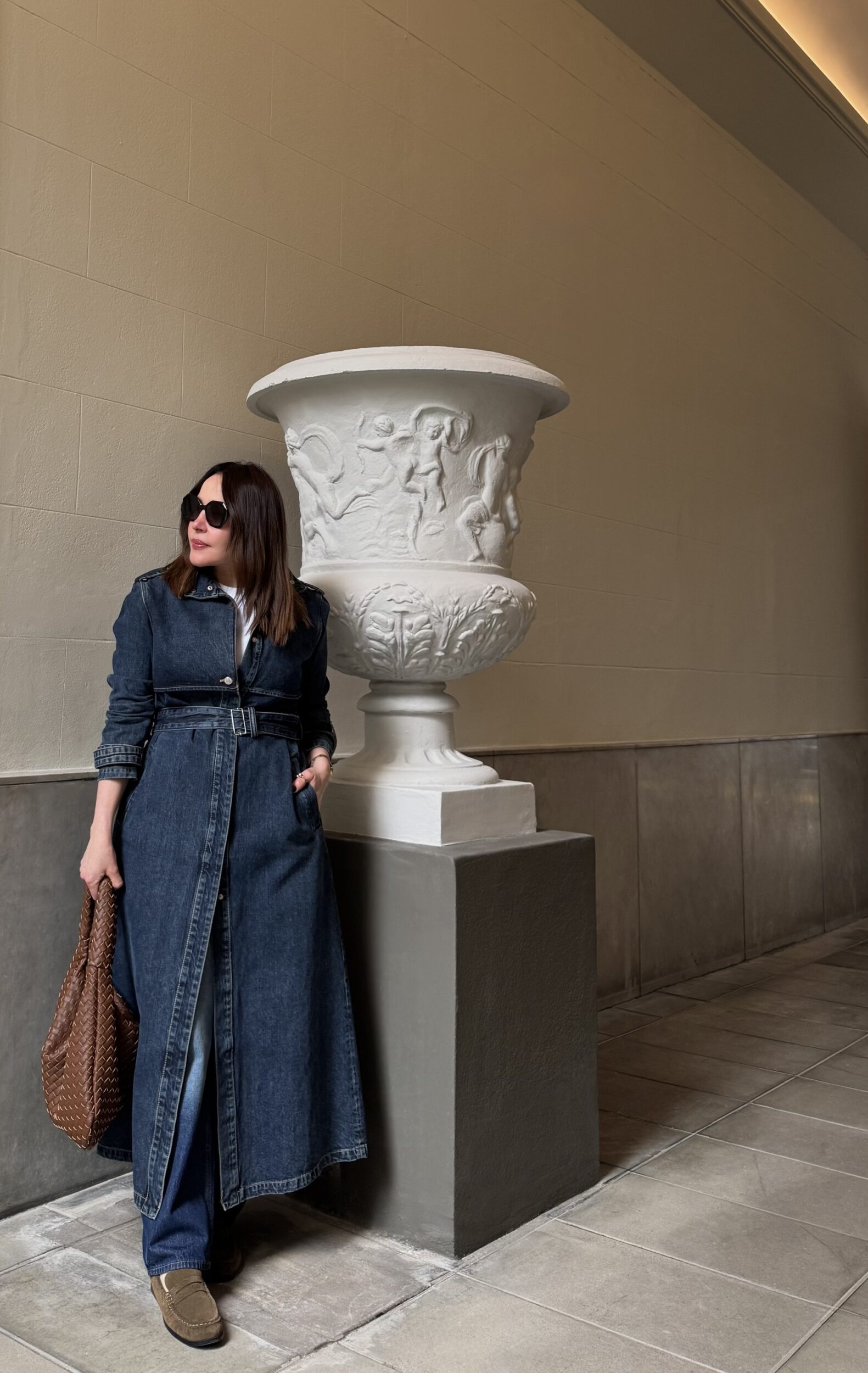 Bolso trenzado el must have de temporada y camiseta blanca para complementar el look total denim