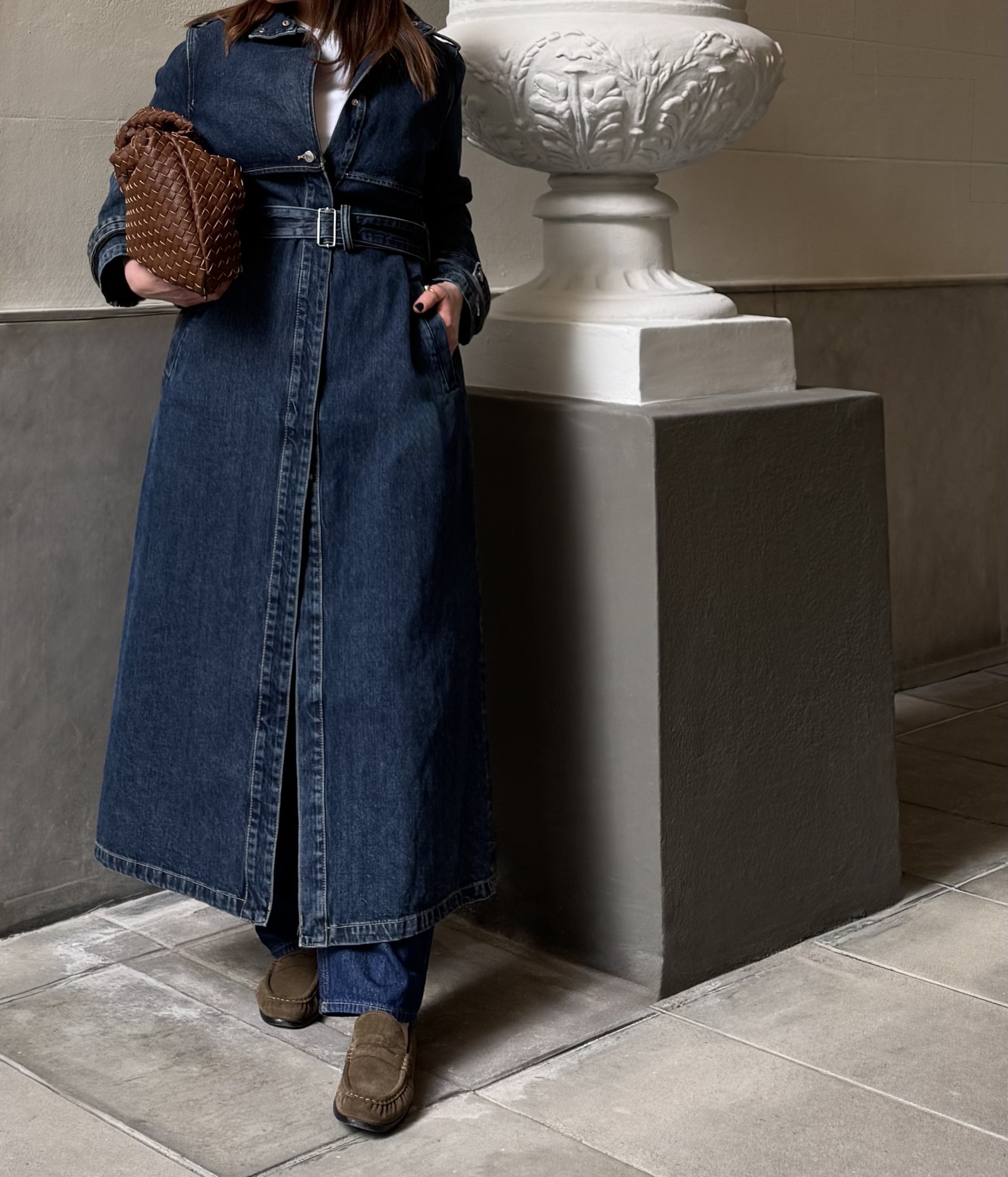 El look con piezas vaqueras combina muy bien con accesorios y zapatos de cuero en color marrón