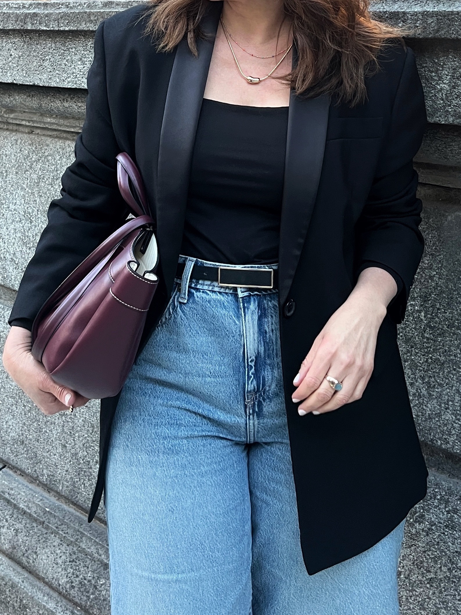 Las bermudas de denim y de diferentes tejidos como lino y seda estan de moda este 2026